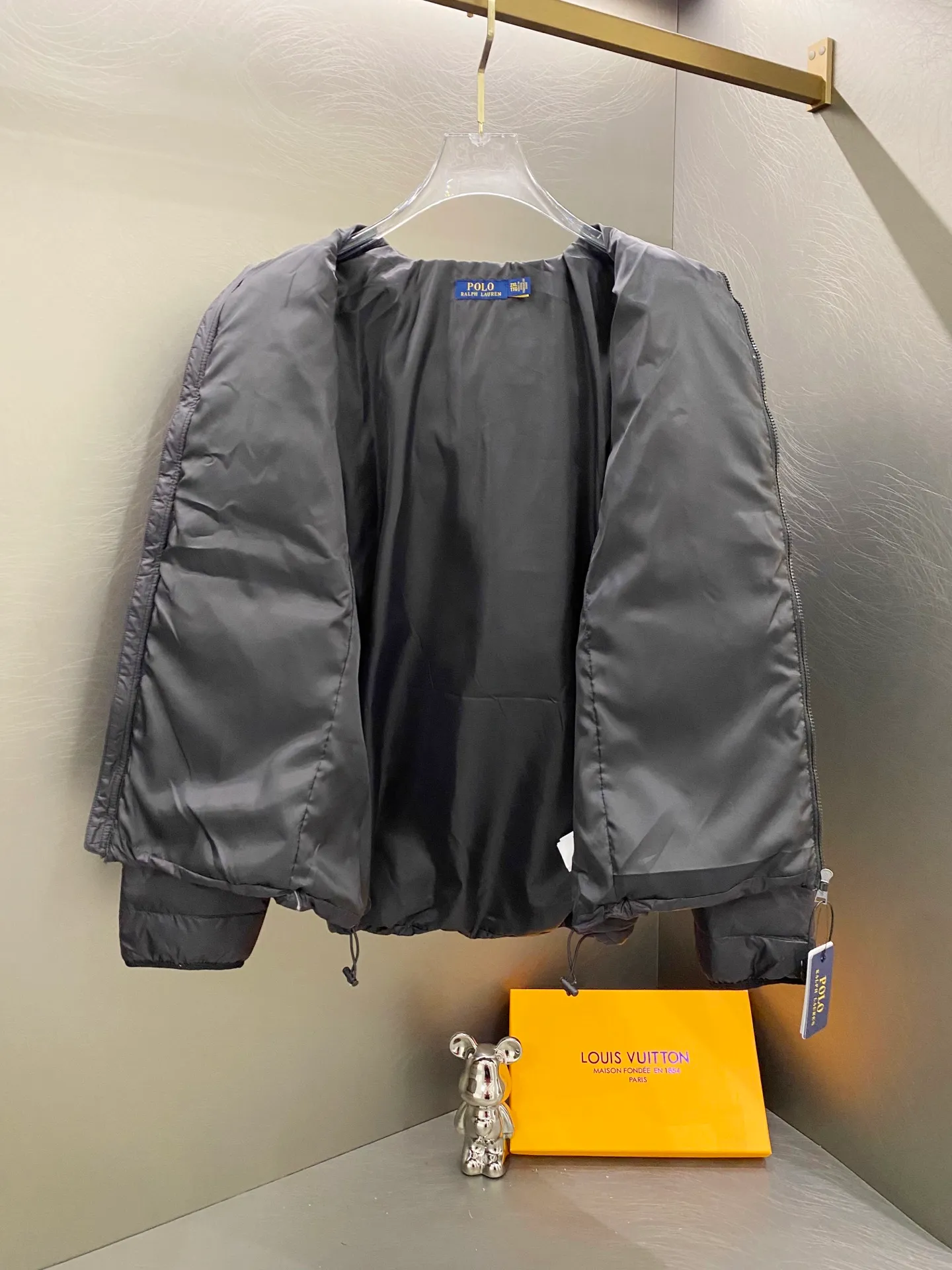 P640 Ralph Lauren/Ralph Lauren 24aw new winter product, Gorham series down jacket for sale on North American official website, classic and light down hooded down jacket - 0.15 grid nylon coating on the face for light three-proof construction, built-in 360T anti-drilling velvet coated gallbladder - corn tooth high-quality resin zipper, five large and small partition zippers all over the body, separate molding - originality restoration, original molding, full set of customized accessories, 100% detail processing - RL Ralph Lauren's classic best-selling hooded down jacket with small label. Best-selling offline in North America and out of stock all year round. Black, blue and army green three colors. Simple and versatile. Very practical. Detachable hood. Velcro to tighten cuffs. Elastic cord at hem. Free elastic adjustment. 350 grams of zoned down filling. Warm and comfortable. Warm in winter. Color: black, navy blue, army green. Size: M — XXL